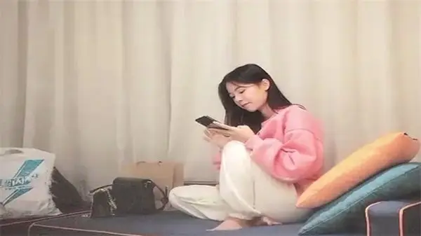 大屌哥网约两个极品清纯外围嫩妹激情双飞_.