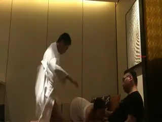 学院派性感气质大美女约漂亮女闺蜜和男友一起淫乱啪啪自拍,2女相互带着器具插逼,男的在沙发上同事抽插2美女!