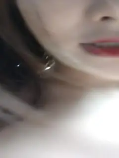 身材不错的模特悠悠镜头前的诱惑，露脸扭动骚臀揉捏奶子，大长腿道具激情抽插骚逼特写，把自己抠喷看着真刺激