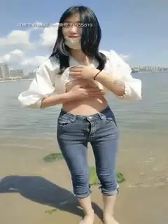 【骚劲小妖精】高颜值妹子沙滩边闲逛，找了个没人的地方口口最后口暴，很是诱惑喜欢不要错过
