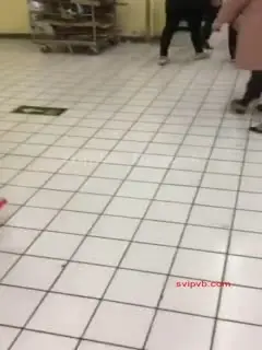 推特红人绿帽大神带美娇妻在国内某大型超市内真空露出让别的男人摸臀停车场内啪啪啪