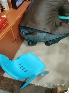 离异少妇勾引路人甲乙丙：你敢不敢啊寻找刺激，这是大街啊，老板我没有带纸，想麻烦你带点纸进来，刺激刺激！