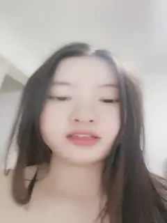 良家小少妇露脸一个人在家陪狼友嗨，全程露脸风骚的大屁股，奶子不小自己揉捏，近距离自慰逼逼玩阴蒂好多水