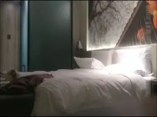约啪达人-微信2500元约操女神范气质短发美女小姐姐酒店啪啪,站在沙发搂着屁股干,女上位快速抽插,叫的销魂淫荡!