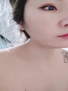 镜头摆好，露脸第一视角手持镜头露脸啪啪，特写极美鲍鱼，按摩刺激阴唇一顿爆操狠狠打桩