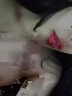 被窝里的漂亮女人全程露脸直播，只要钱到位立马起来骚，大奶子小屁股真带劲，粉嫩骚操自己抠了淫水往嘴里舔