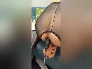 果然双插刺激加倍，说不说小母狗的口活是真好啊，看着淫妻吃别人的鸡巴才叫爽，被单男艹飞了，对白超骚超骚超骚气！