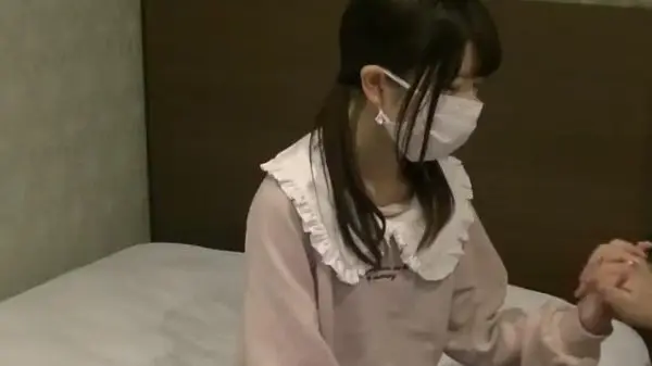 18岁的学生妹初次援交精油按摩迎接巨屌内射无毛嫩穴.