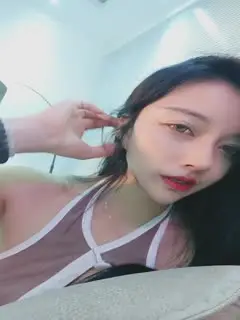 有点混血高挑模特女神，撅起屁股露出美鲍鱼，和网友聊聊自己的性事，特写粉木耳