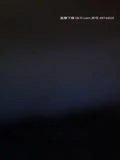 在校学生宿舍里偷偷的玩直播，还有同学在屋里不敢大声说话，被窝里揉奶子给狼友看撩骚狼友，年轻就是刺激