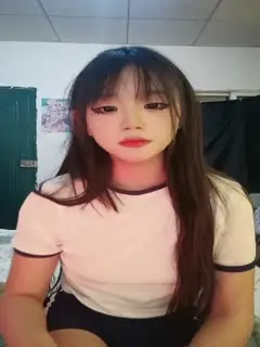 极品呆萌小妹全程露脸陪狼友发骚，在狼友的指挥下脱光看了秒硬，揉奶玩逼看特写舔手指上的淫水撅着屁股发骚