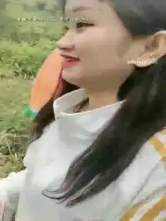 还很稚嫩的一群男男女女 驱车到野外 群P打野战 (1)
