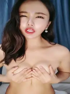 超骚的御姐少妇全程露脸激情大秀，丝袜诱惑跟狼友互动，淫声荡语不断，舔弄假鸡巴，掰开骚穴看特写抽插呻吟