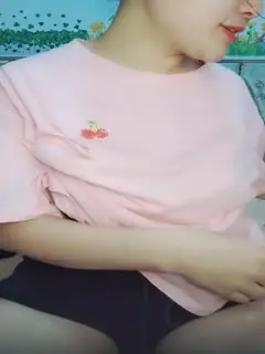 大乳晕爆奶少妇露脸直播大秀，哺乳期的奶子就是性感，黑丝高跟淫声荡语，道具自慰骚穴挤奶水给狼友精彩刺激