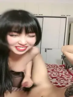 肉嘟嘟的可爱妹子，给男友先舔硬了口交起来深喉怼嘴，女上位无套啪啪插入插穴