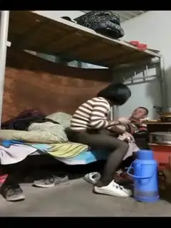 建筑工地简易彩钢房工人宿舍里门卫老刘和小张组团嫖能上门服务的廉价鸡吹完再干一个一个来国语对白有点意思