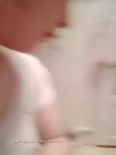 颜值不错的大奶少妇非常诱人，浓厚的逼毛包裹着粉嫩的骚逼，掰开骚逼给你玩阴蒂，道具抽插呻吟可射