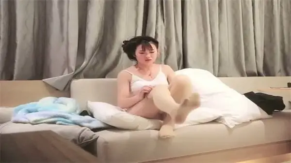 寻花偷拍-大屌魔人高价約了个肉丝苗窕小姐姐