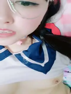 爸爸草我装纯的骚货全程露脸制服诱惑，无毛白虎逼激情大秀，陪狼友互动撩骚浪荡呻吟，揉奶玩逼精彩刺激不断