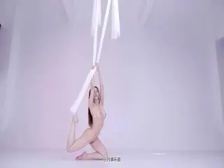 《重磅VIP精品⭐福利》极品女神上流御姐女人味十足阿伦(维拉语梦)日月俱乐部顶级裸体瑜伽 脱衣走秀 空中裸体瑜伽笑容超甜语梦空中瑜伽02_(new)