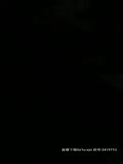 性感小骚逼露脸午休期间宾馆约会小哥哥，性感的内裤让小哥欲罢不能，衣服都没脱就干上了直接射在套子里