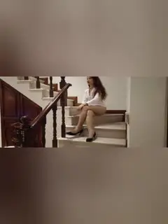 自购未流出国内大神力作，娇羞可人的公司白领约到套房，粉嫩白皙的美乳，高颜值丝袜美腿原版1080P,附图35P