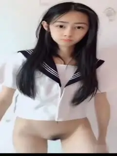 女大学生脱下制服
