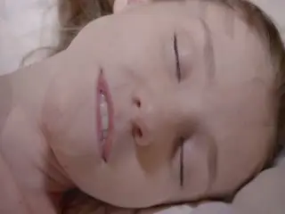 极品性感白嫩女神艾米丽床上饥渴自慰小嫩穴