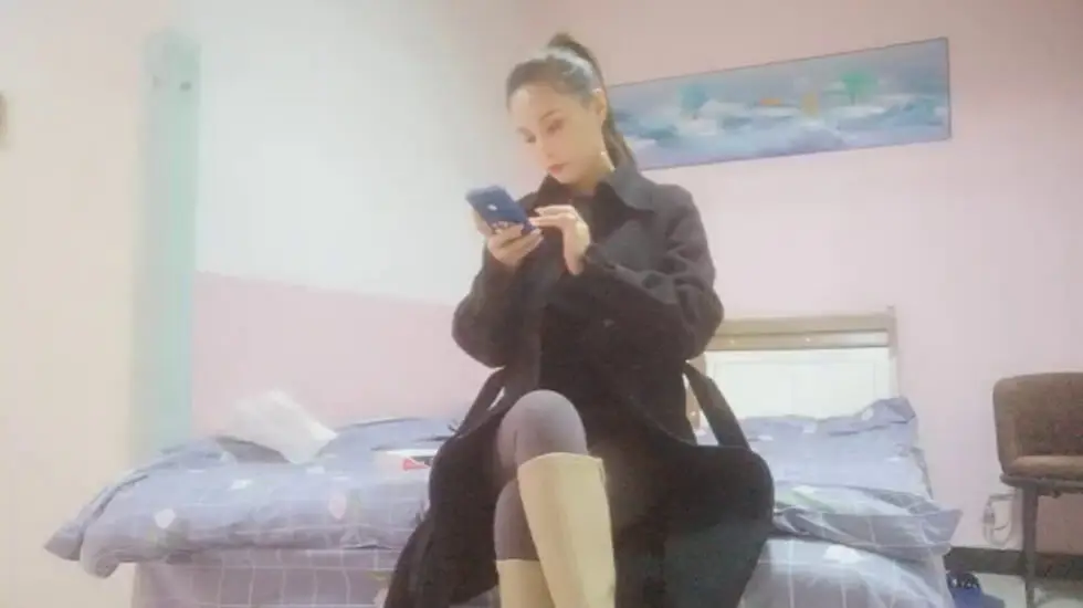 大长腿高马尾御姐美乳翘臀紧身裤,扒掉裤子摸穴张开双腿猛操,骑乘呻吟一脸享受.