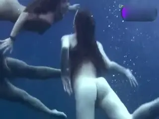 -koujiao-可爱小萝莉们在海边裸泳大秀