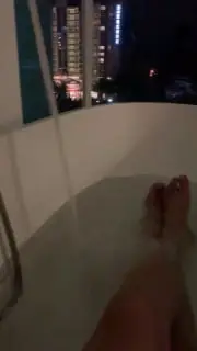 海天盛筵的超模没穿衣服屁股对着我，Q弹Q弹的水滴豪乳，后入圆滚滚的蜜臀，阳台外夜色迷人，佳人陪伴、性爱之晚！