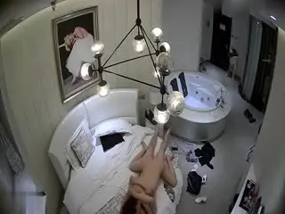 360酒店摄像头偷拍-美女刚进门就迫不急待热吻上床啪啪