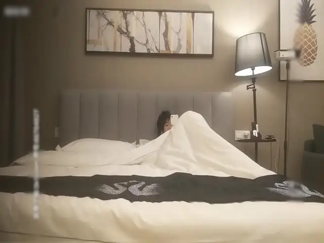 高价约00后小萝莉妹妹，娇羞可人已是做爱老手，激情啪啪淫水四溢