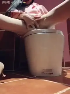 高颜值女神厕所发情自慰