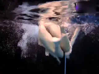 -koujiao-白虎萝莉姐妹在泳池底嬉戏玩耍