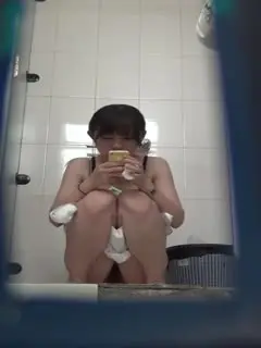 【厕所偷拍】商场厕拍 眼睛大大的妹子脱了半身衣服