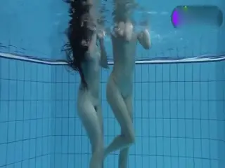 -koujiao-可爱萝莉姐妹花全裸在水底嬉戏