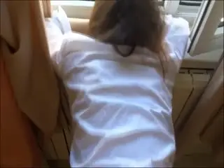撩妹大神聊天软件勾搭的寂寞女白领纤纤细指皮肤白嫩窗台旁边干边