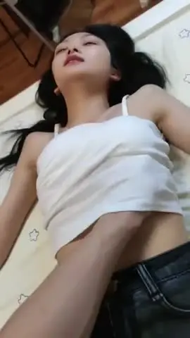 大二学舞蹈贫乳颜值美女诱惑啪啪，手伸进内衣摸奶子很听话，开档内裤掰穴特写第一视角插入，操完自己用跳蛋自慰