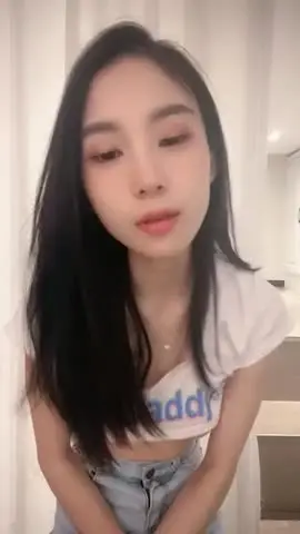极品美女【月月嗷】修长美腿细腰，脱衣舞诱惑，多毛骚逼自慰，超近视角特写，双指扣入水很多