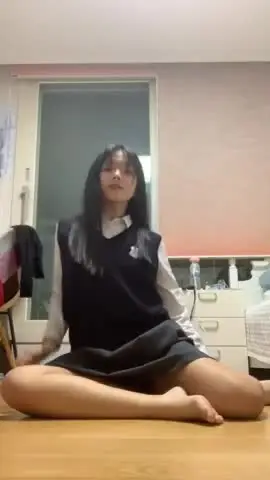 很迷人的舞蹈小妹妹,不喜欢穿内裤,放学回家拍摄赤裸小舞,你真棒! new