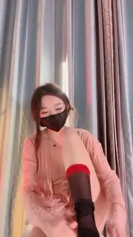 蜜桃臀九头身网红女神!黑丝美腿无毛粉穴!扭腰抖臀,拨开丁字裤自摸粉穴,情趣肚兜换装诱惑