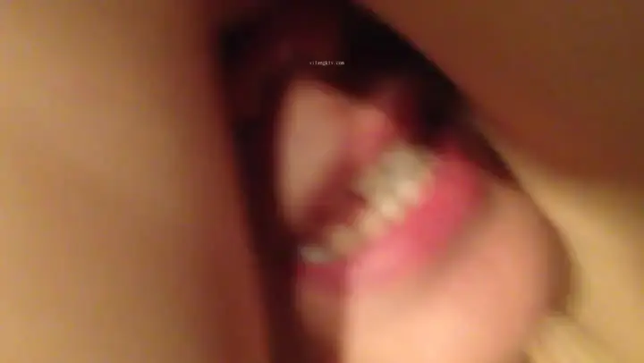 邻家美少妇与隔壁老王偷情自拍流出,这个少妇莫非是吃了春药?脸颊红润 红杏出墙啊,看她的表情就知道有多爽~狠狠地干 4