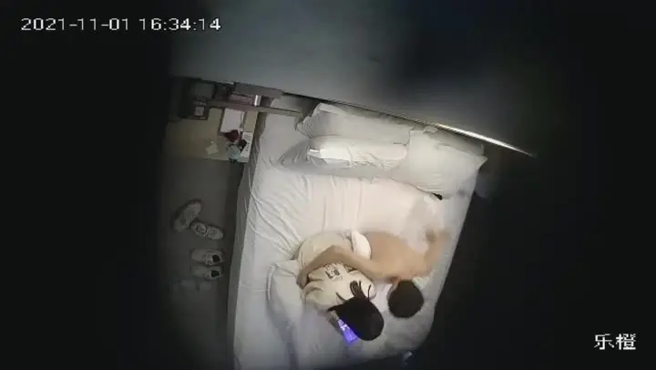 乐橙酒店摄像头上帝视角偷拍没啥性经验大学生情侣下午逃课开房一直玩到第二天