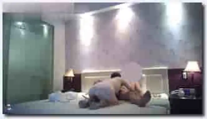  做生意的老板私人会所高价选妃身材高挑端庄大方美女小姐贱贱的呻吟声就受不了边肏边说各种淫语对白是亮点 new