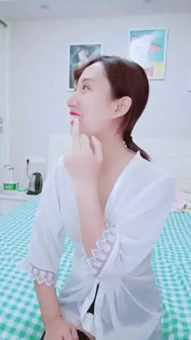 无毛良家深夜勾搭大哥激情啪啪,全程露脸大哥好急啊,掰开骚穴就舔69口交大鸡巴,多体位爆草抽插浪叫呻吟