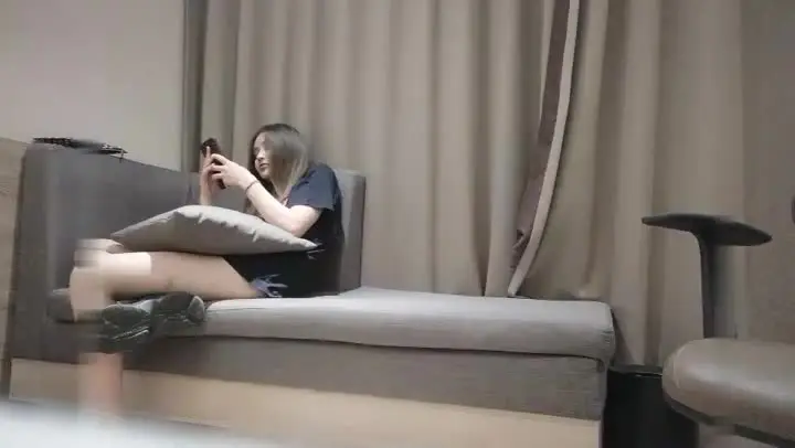 黑絲豹紋情趣誘惑風騷姐妹花在房間讓幾個大哥放肆玩弄,道具抽插摳逼滴蠟誘惑,牀上浴室各種玩弄爆草A new
