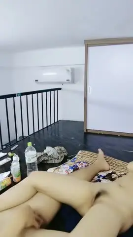 小哥的乖乖小可爱女友全程露脸在镜头前让小哥玩，亲着小嘴玩奶子抠逼，攥着小哥的鸡巴呻吟，让小哥抗腿抽插