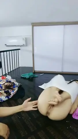 火速围观白虎逼粉嫩骚女友跟男友激情啪啪做爱给狼友看,像不像你刚搞对象时的样子,舔逼吃奶抱在怀里抽插
