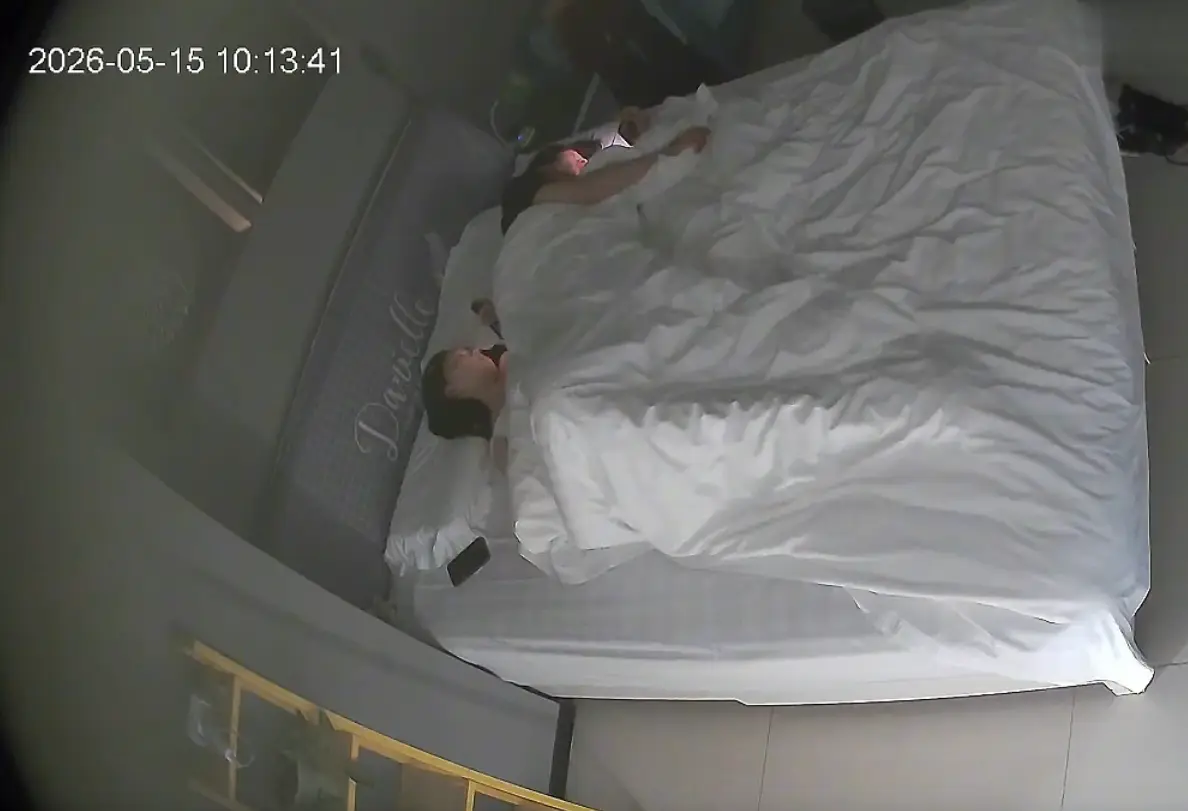 乐橙 5-15 小情侣进房先玩手机 慢慢等情绪上来就揉奶抠逼 接着就开操了 美女应该不耐操 完事儿就直接睡了